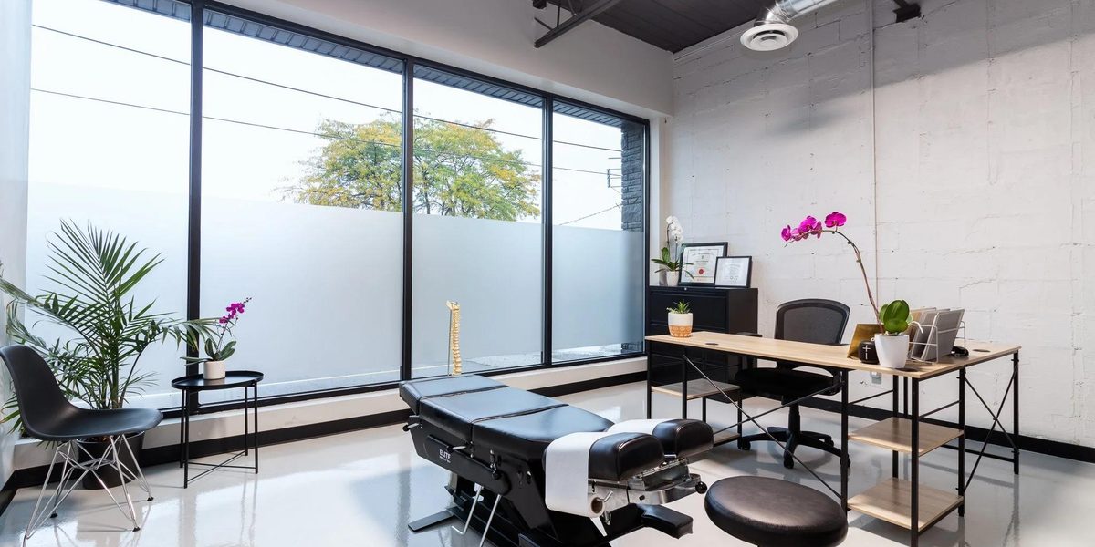 A single-doctor chiropractic practice room with the adjusting table and desk.
